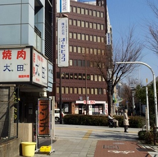 最初の交差点を左へ