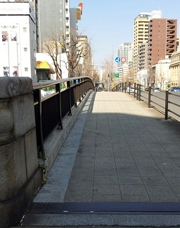 道頓堀川を越える